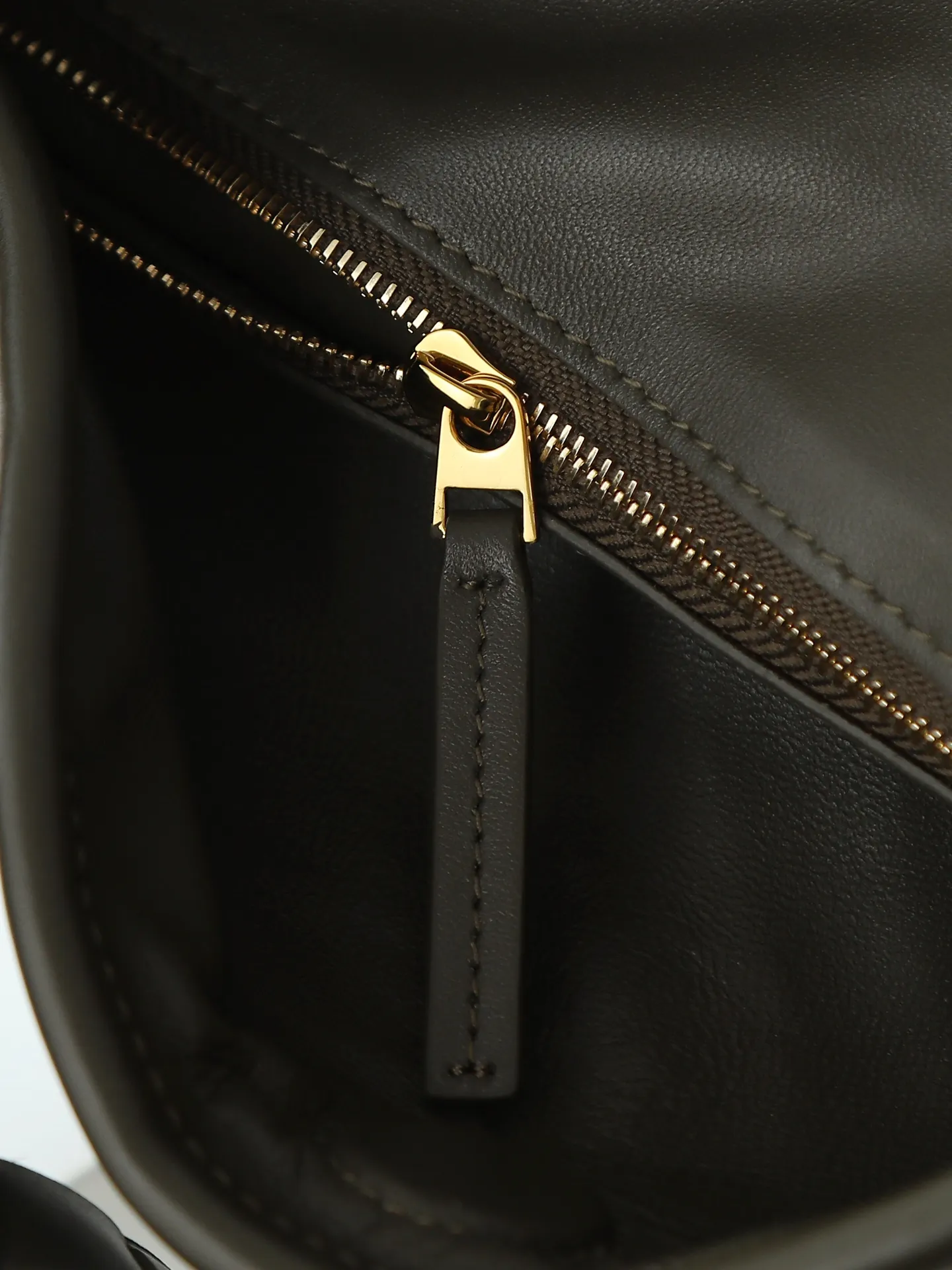 1180. #Bv’s new medium size HO 796262. The bag body and handles are made of a whole piece of woven leather. The bag body is soft and lazy. Ho symbolizes the praise of innovation and eternal craftsmanship [love]. The pyramid silhouette combines practicality and fashion. It is modern and casual. The double-sided closure design of the bag mouth is more convenient and safe! Made of soft cowhide and full of texture, this is a must-have for fashionable ladies who like minimalism, comfort and casualness! Dimensions: 46x21x10